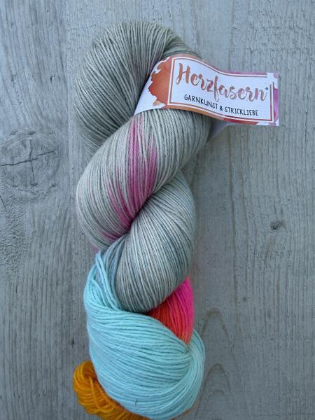 Herzfasern No. 20 Pastellgewitter – handgefärbtes Sockengarn aus Merinowolle und Polyamid in Salbeigrün, Rosa, Türkis, Pink und Gelb.